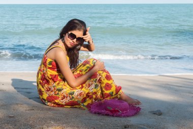 Sahilde oturan güzel kadınlar