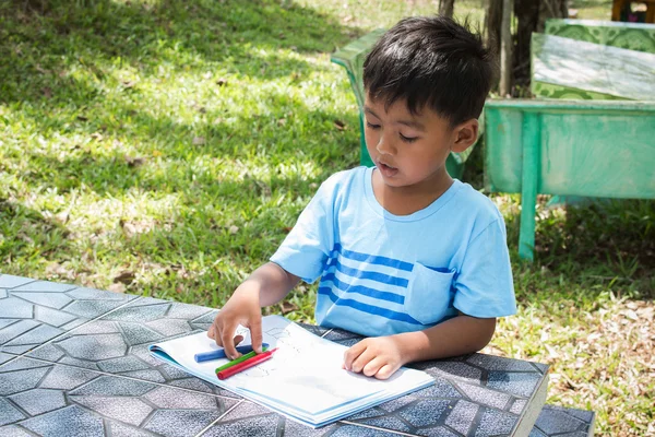 Χαριτωμένο μικρό κάνει εργασία Τεχνών στο καταπράσινο πάρκο — Φωτογραφία Αρχείου