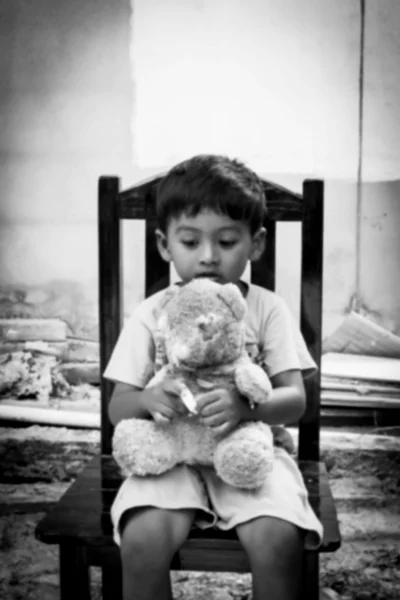 Borroso de niño sentado solo en la silla, blanco y negro —  Fotos de Stock