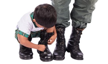 Sevimli küçük çocuk ve baba ayakkabı giyiyor
