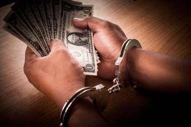 Kelepçeli tutun para el genç adam 