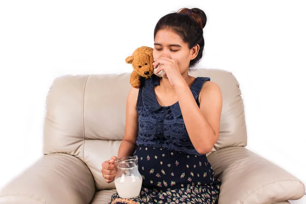 Gravida kvinnor äter mjölk — Stockfoto