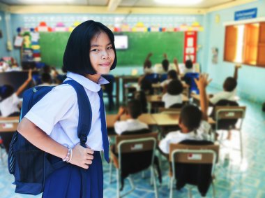 Sevimli kız öğrenci sınıfta