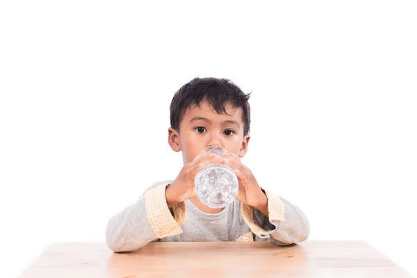 Маленький хлопчик п'є воду — стокове фото