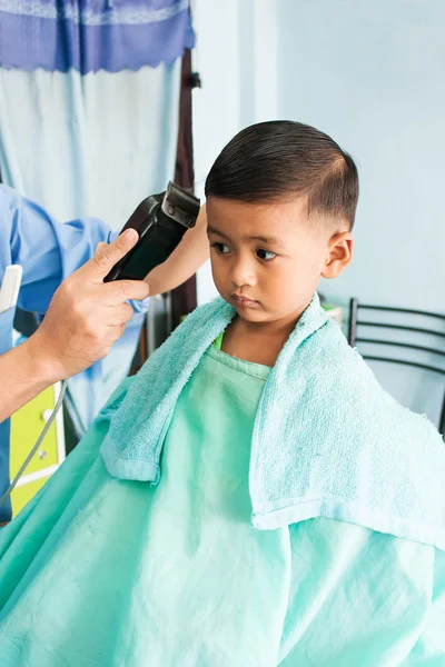 Lindo corte de pelo de niño —  Fotos de Stock