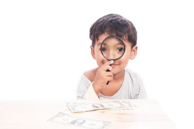 Sevimli küçük çocuk para arıyorum Büyüteç kullanmak