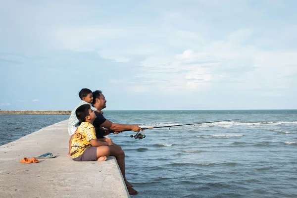 Mignon petit garçon pêche en mer — Photo