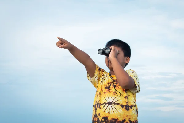 Bonito menino olhando através dos binóculos — Fotografia de Stock