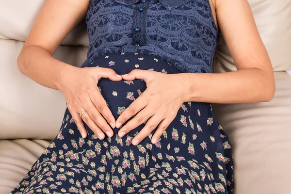 Frauen schwanger auf weißem Hintergrund — Stockfoto