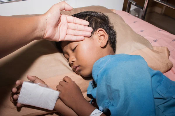 Madre comprobó la fiebre de su hijo enfermo mientras descansaba en la cama —  Fotos de Stock