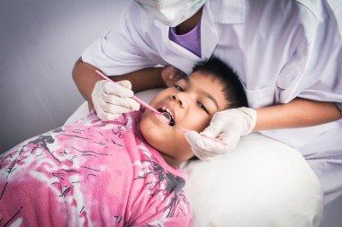 Çocukla muayene diş diş hekimi tarafından yakın çekim