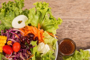ahşap zemin üzerinde sebze salatası