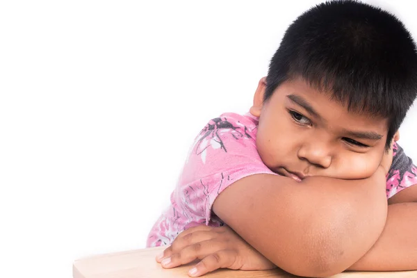 Niño triste sentado solo en la mesa de madera, blanco y negro —  Fotos de Stock