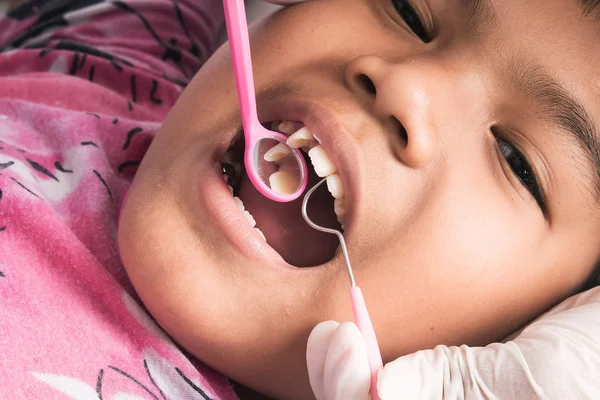 Primer plano de los dientes chico con examinado por un dentista —  Fotos de Stock