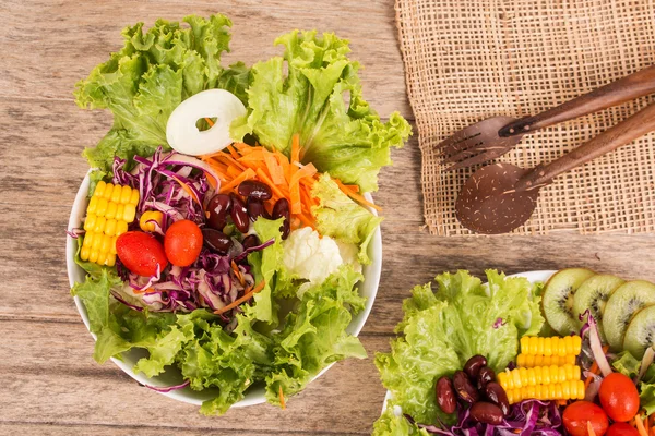 Plantaardige salade op houten achtergrond — Stockfoto