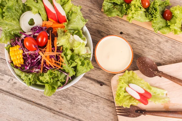 Ensalada de verduras sobre fondo de madera —  Fotos de Stock