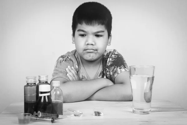 Niño pequeño con medicina tono blanco y negro — Foto de Stock