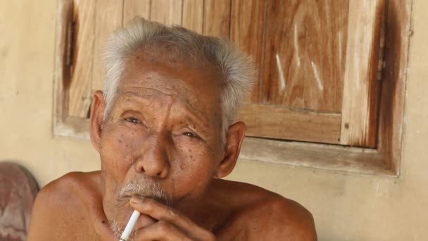 Ancianos asiático hombre fumar — Vídeo de stock