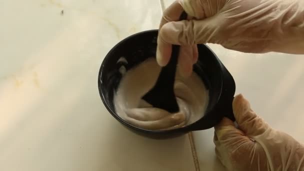 Hand women mixing hair dye — Stock Video