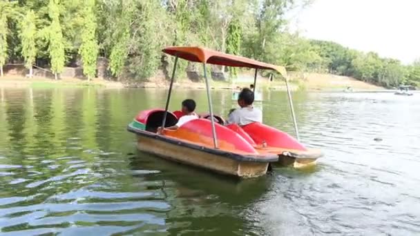 Otec a syn hrát vodní kolo loď v parku — Stock video