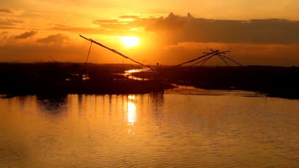 Belo pôr do sol no rio à noite — Vídeo de Stock