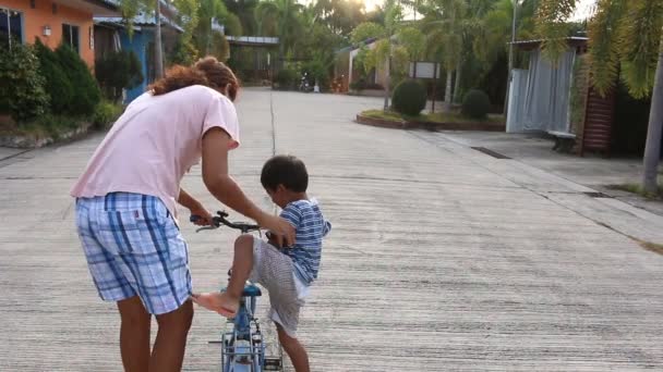 母亲教她的儿子骑自行车 — 图库视频影像