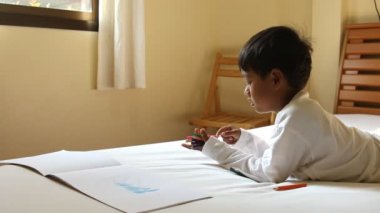  küçük şirin çocuk Oda pastel boya oynamak