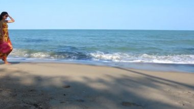   Sahilde yürüyüş güzel kadınlar