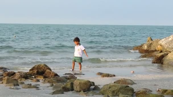 Menino caminhando e brincando na praia — Vídeo de Stock