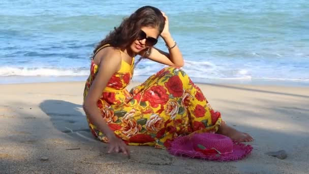 Mooie vrouwen hart puttend uit strand — Stockvideo
