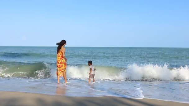 Mère et fils heureux jouent sur la plage — Video