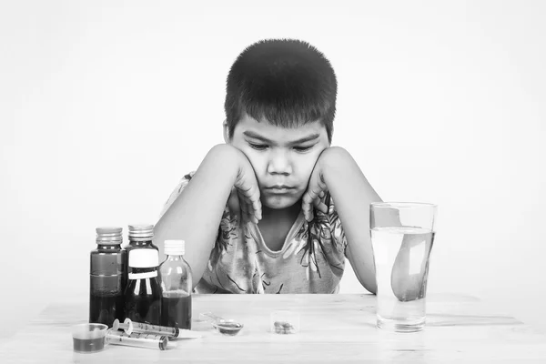 Menino com medicina tom preto e branco — Fotografia de Stock