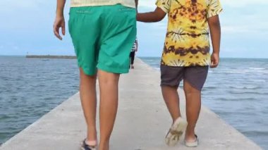 Anne ve oğlu denizde yürüyüş