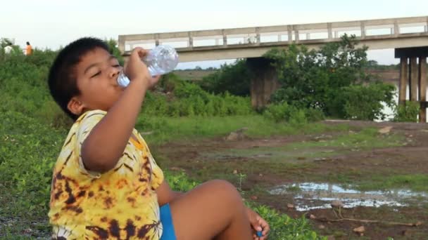 かわいい小さな男の子水を飲んで自然な背景 — ストック動画