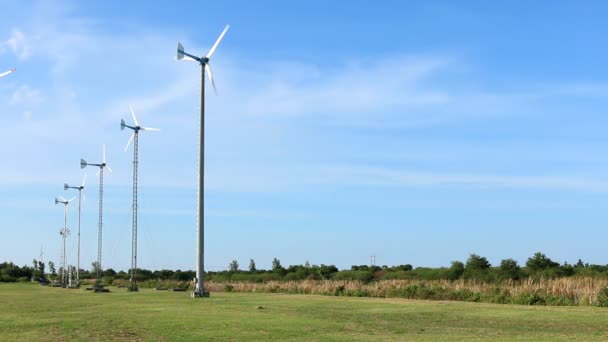 Windturbine op blauwe lucht achtergrond — Stockvideo