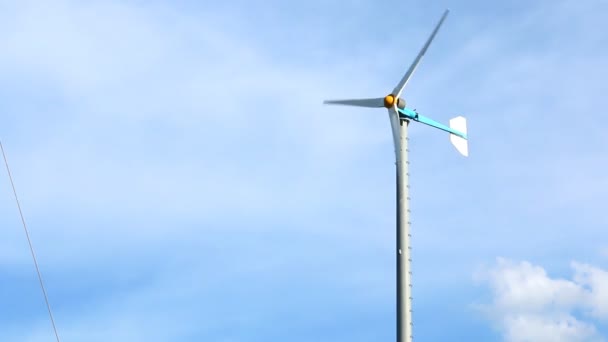 Wind turbine on blue sky background — Stock Video