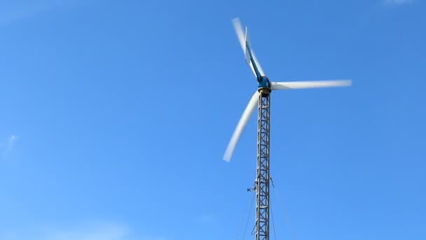 Wind turbine on blue sky background — Stock Video