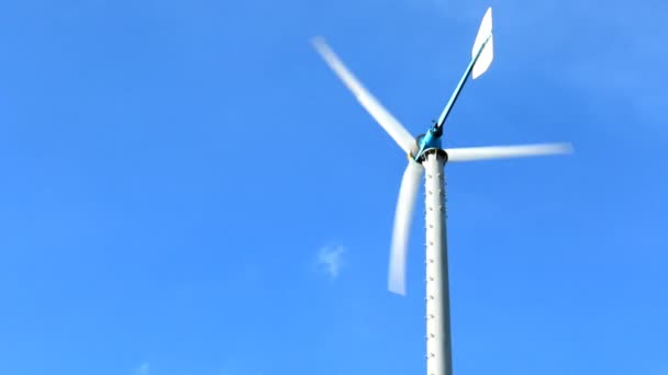 Turbina eólica sobre fondo azul del cielo — Vídeos de Stock