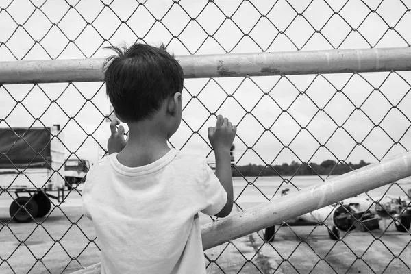 Atrás do menino triste de pé sozinho, tom preto e branco — Fotografia de Stock