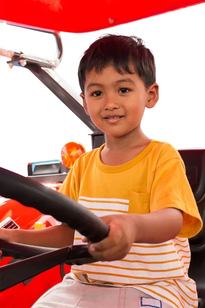 Ładny mały chłopiec jazdy ciągnika — Zdjęcie stockowe