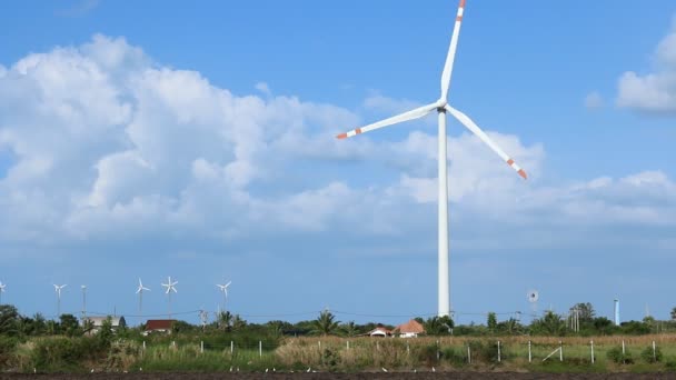 Ветряная турбина на естественном фоне — стоковое видео