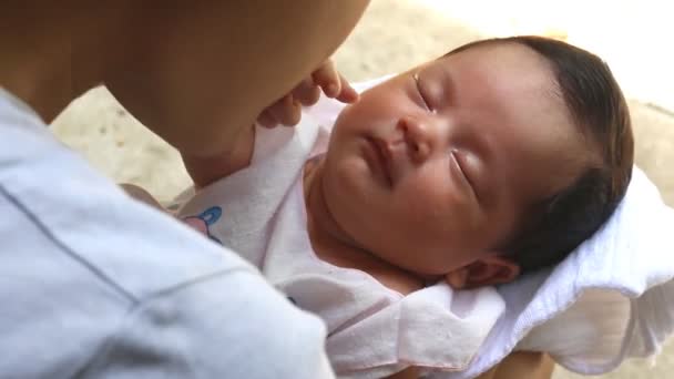 Mère baiser main bébé — Video