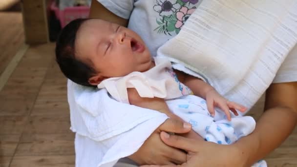 Милая новорожденная девушка спит, зевает — стоковое видео