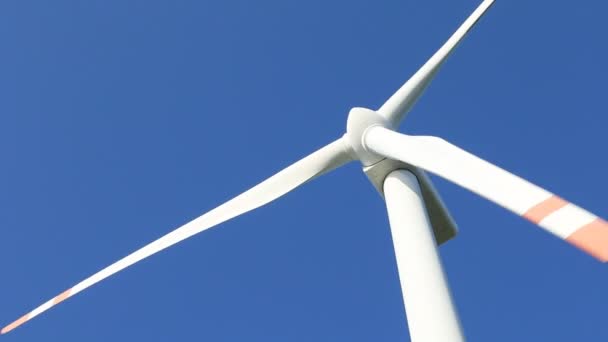 Ветряная турбина на естественном фоне — стоковое видео