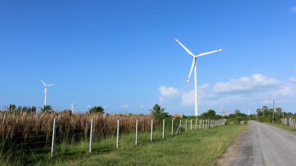 Turbina eolica su sfondo naturale — Video Stock