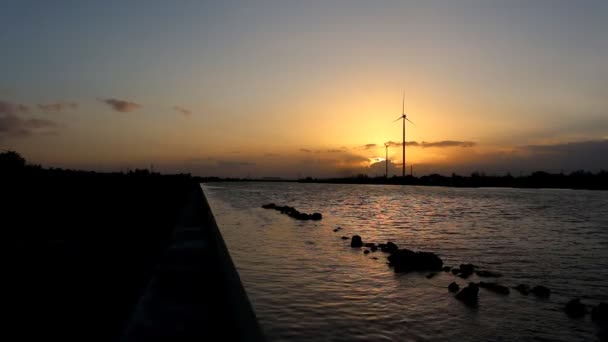 Ηλιοβασίλεμα στο ποτάμι Ανεμόμυλος υπόβαθρο — Αρχείο Βίντεο