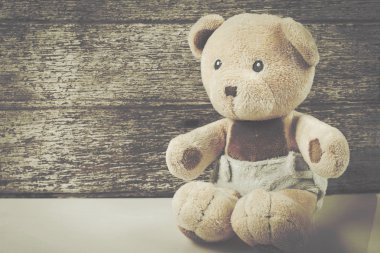 Sevimli ayıcık kahverengi ahşap zemin üzerinde