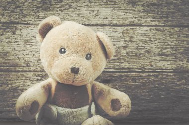 Sevimli ayıcık kahverengi ahşap zemin üzerinde