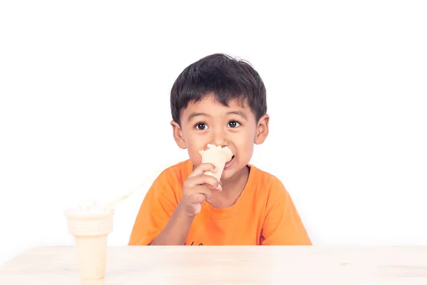 Dondurma yerken tatlı küçük çocuk — Stok fotoğraf