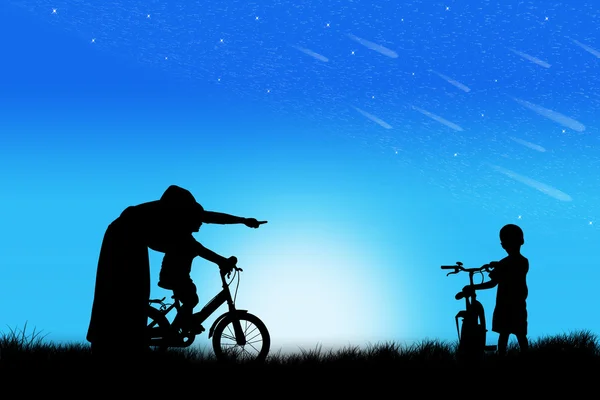 Silhouette der Mutter bringt Sohn das Radfahren bei — Stockfoto